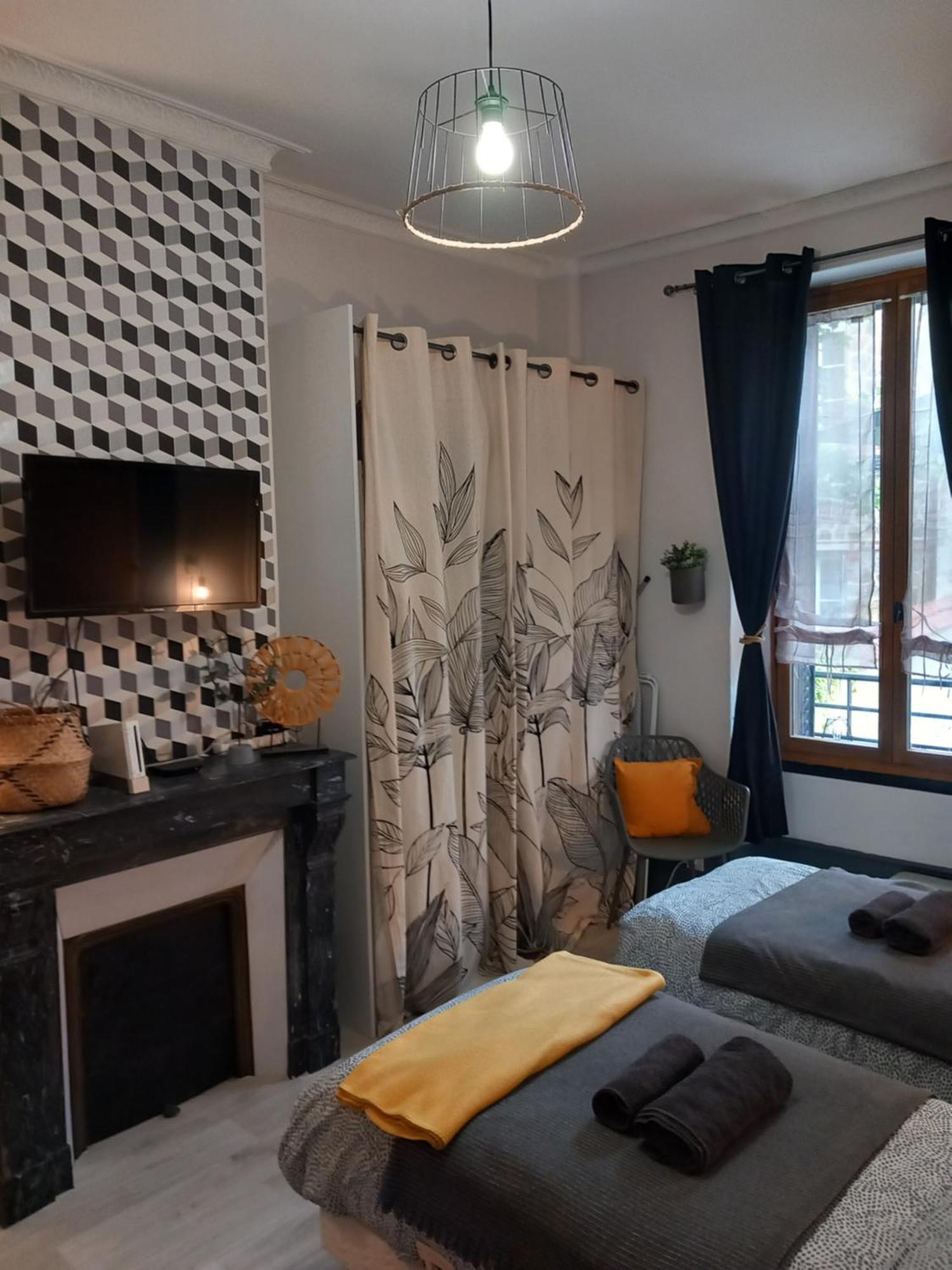 Les Loges Du Theatre Degustation Champagne Offerte Jacuzzi Sauna Jeux Velos Maison Prive 150M2 Historique 14Pers Max Emplacement Exceptionnel Et Chic, 200M De L'Avenue De Champagne, Gare, Musee, Jardins, Restaurations, Toutes Commodites Еперне Екстериор снимка